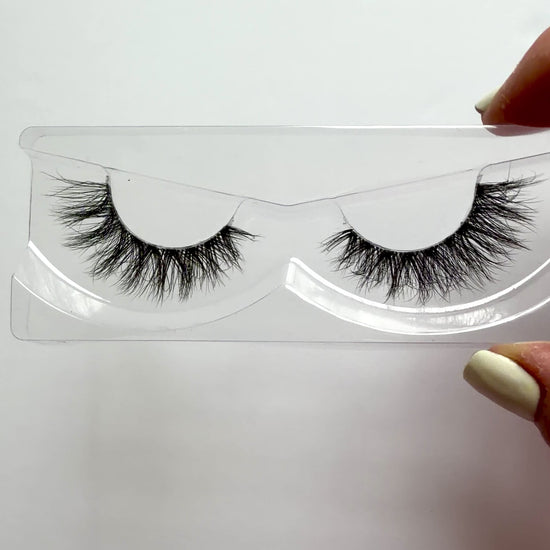 Video of Fluffy Cat Eye Invisible Band False Eyelashes 25mm Strip Lashes Public Warning by Labo Glam