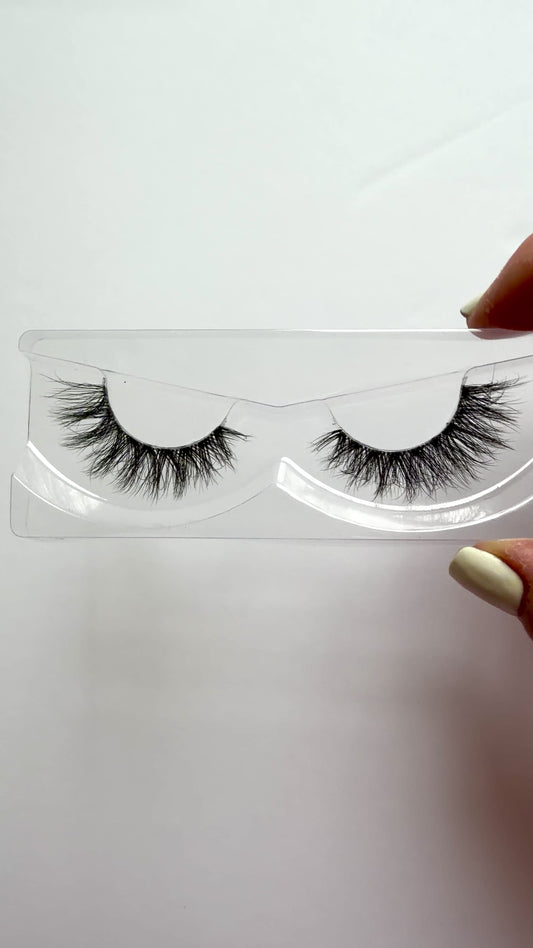 Video of Fluffy Cat Eye Invisible Band False Eyelashes 25mm Strip Lashes Public Warning by Labo Glam