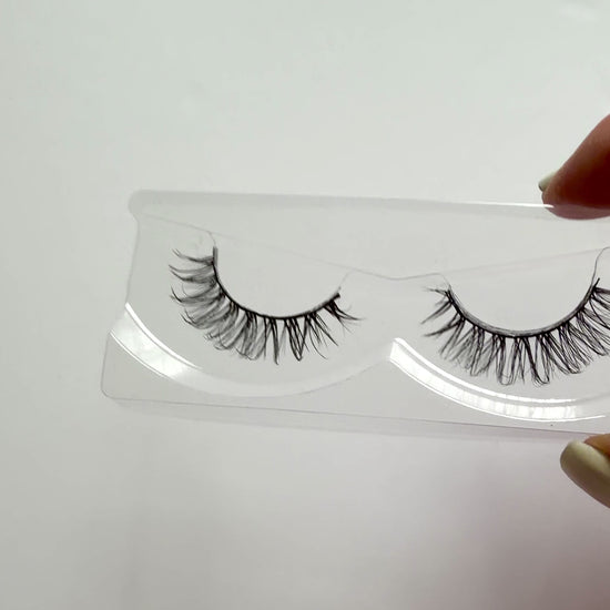 Video of Wispy Spiky Full False Eyelashes 25mm Strip Lashes Scene Stealer by Labo Glam