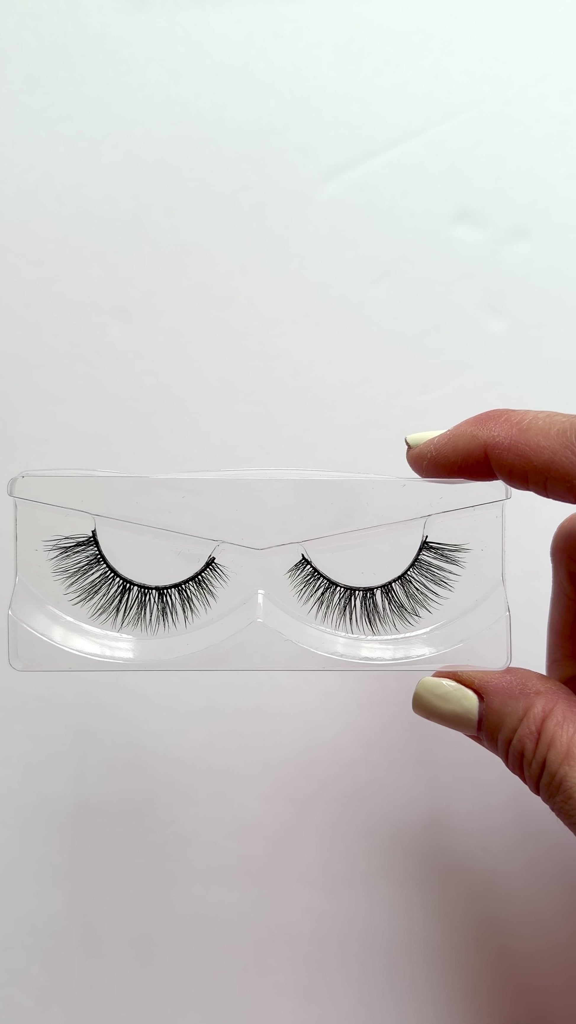 Video of Soft Full Volume False Eyelashes 25mm Strip Lashes Pretty Power by Labo Glam